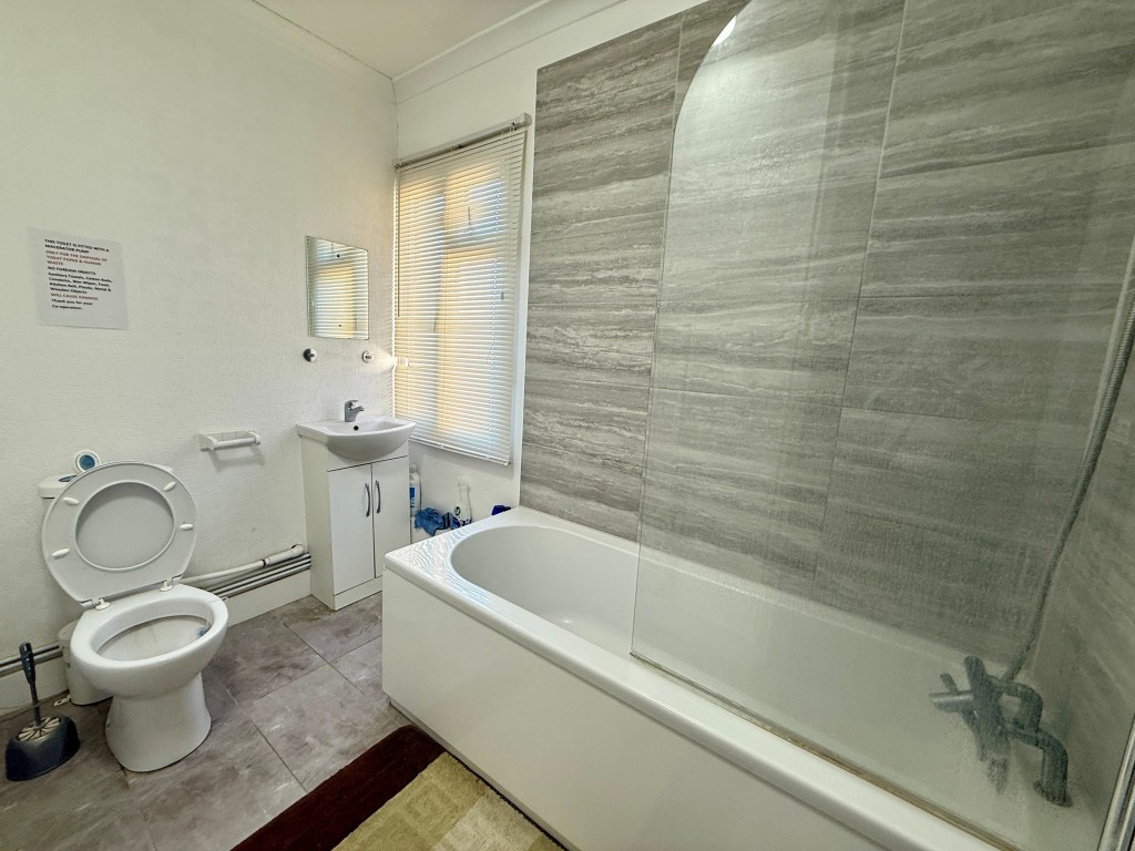 Lot: 43 - HOUSE OF MULTIPLE OCCUPANCY FOR INVESTMENT - Upstairs bathroom one
